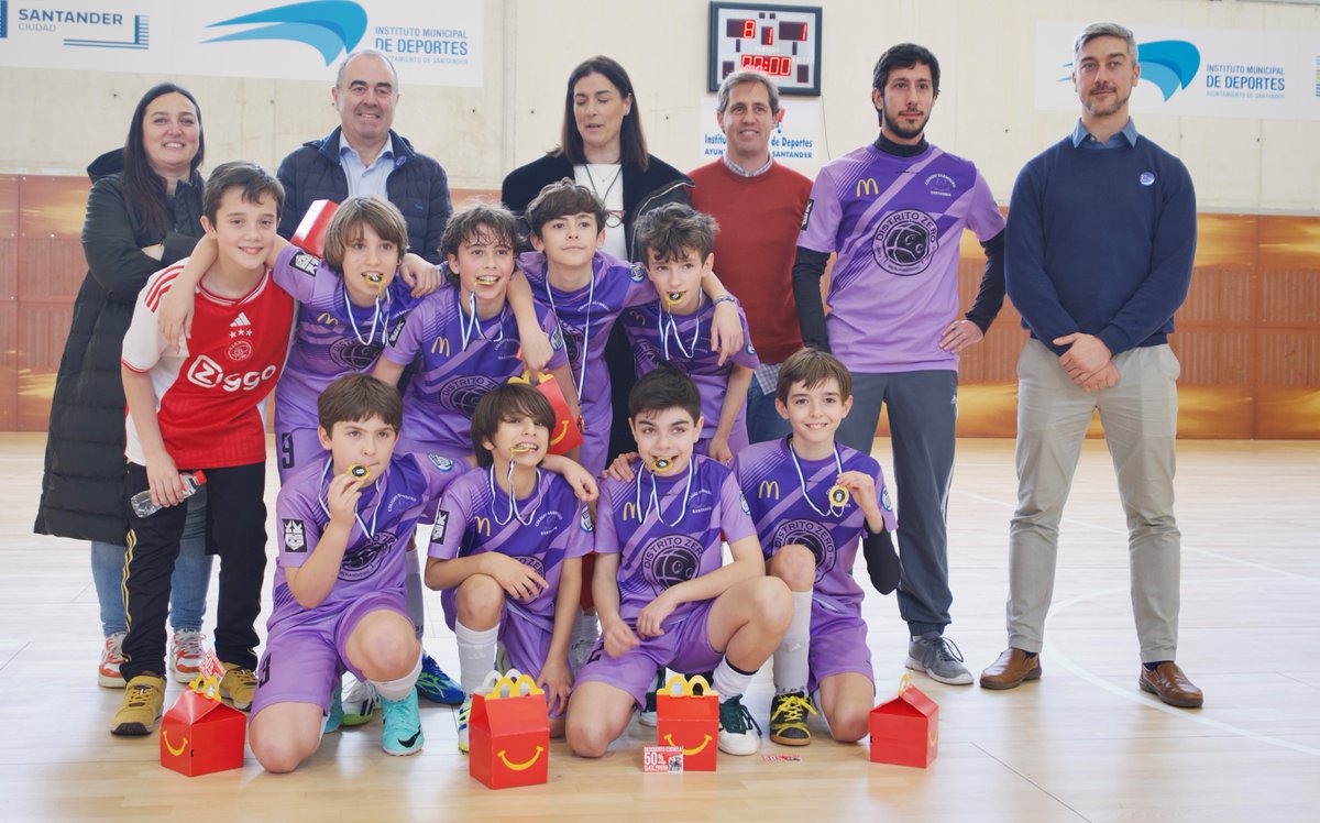 CohortCantabria's tweet photo. 🌟 Increíble la energía en la #Kidsleague Santander. El domingo estuvimos en su "Final Four"⚽️, promoviendo la actividad física entre los jóvenes. Presentamos #CohorteCantabria y los patrocinadores organizaron un aperitivo solidario.

¡Gracias a todos por vuestras aportaciones!🥰 https://t.co/RSII4juVdv