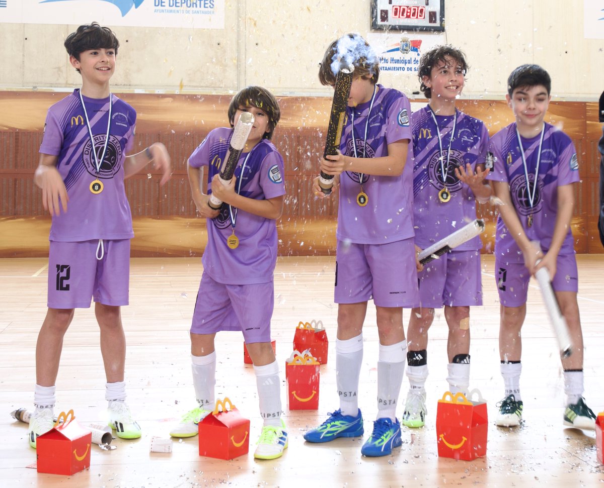CohortCantabria's tweet photo. 🌟 Increíble la energía en la #Kidsleague Santander. El domingo estuvimos en su "Final Four"⚽️, promoviendo la actividad física entre los jóvenes. Presentamos #CohorteCantabria y los patrocinadores organizaron un aperitivo solidario.

¡Gracias a todos por vuestras aportaciones!🥰 https://t.co/RSII4juVdv