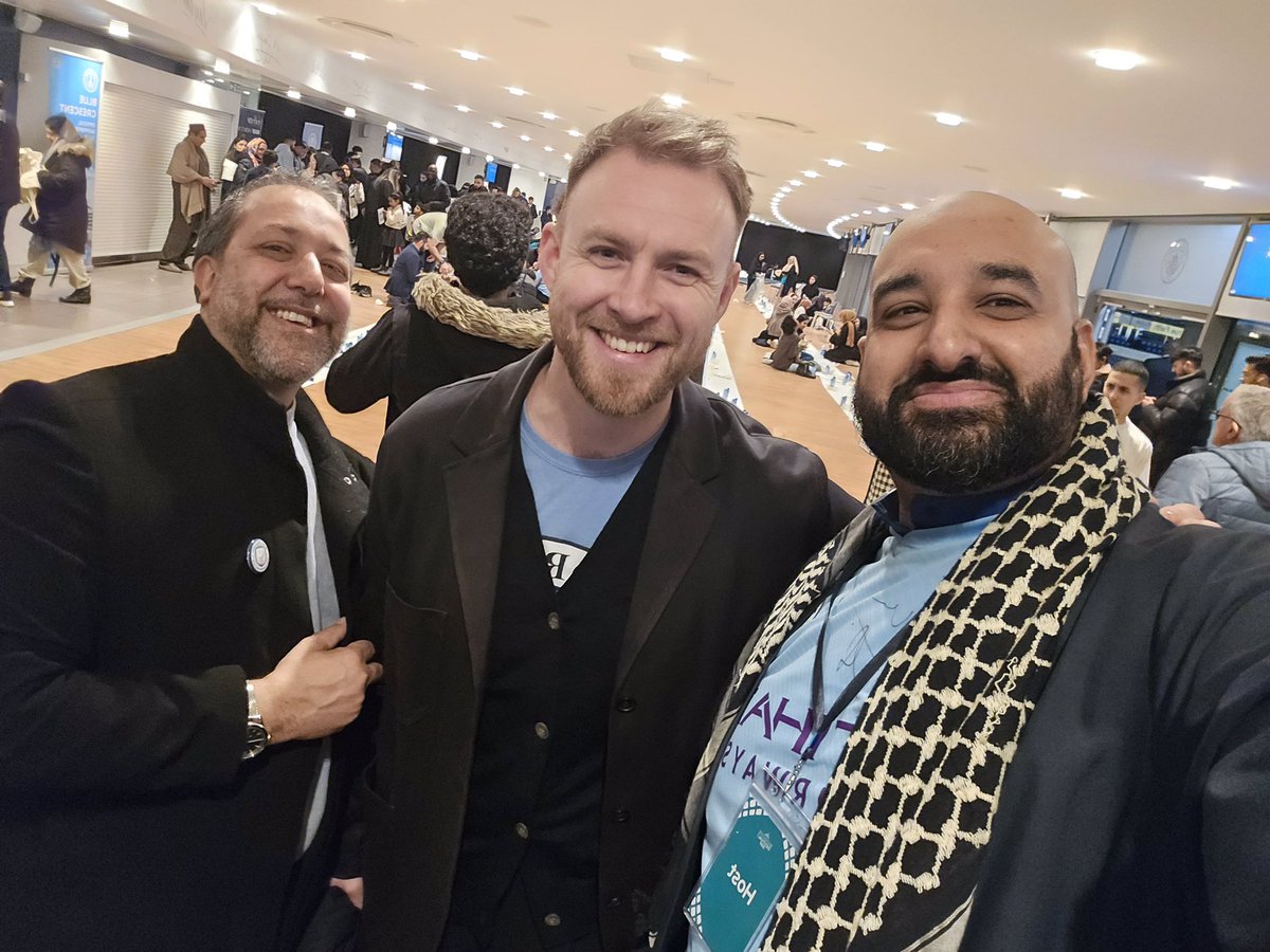 A pleasure to join the open community Iftar yesterday evening <a href="/ManCity/">Manchester City</a> organised by my good friend and brilliant <a href="/OfficialUoM/">The University of Manchester</a> <a href="/ManMetUni/">Manchester Metropolitan Uni</a> muslim chaplain, Mohammed Ullah 👏 Ramadan Mubarak everyone x