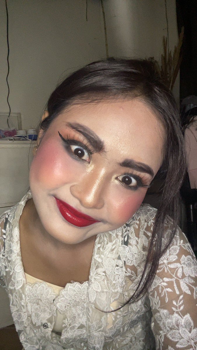 defonotisa's tweet photo. gw request simple soft makeup kok jadi gini anj https://t.co/lloSPC9fCD