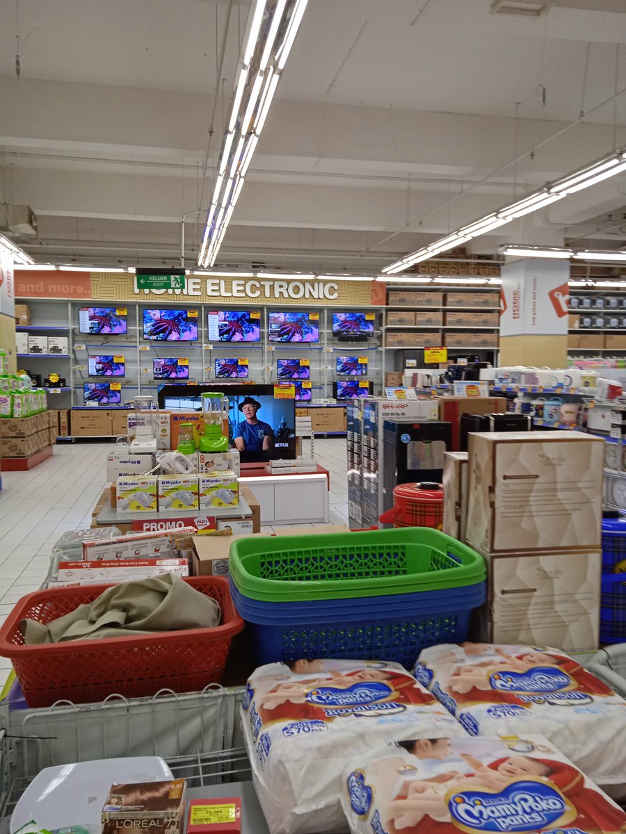 Mr_Enjoy_Aja's tweet image. #Looks #Hypermart East Coast #Surabaya is #empty on weekdays🙂
#Jakarta #Semarang #Medan #Bali #Lombok #Indonesia