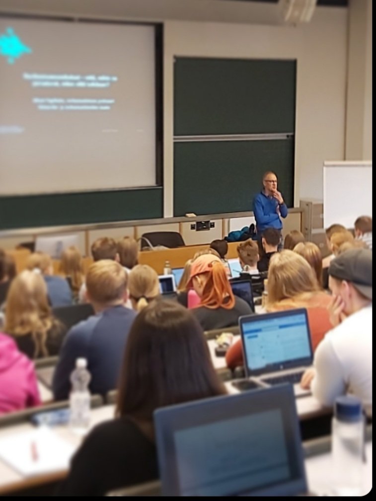 ennimariah's tweet photo. Prof. @MikaelFogelholm avasi ravitsemus ja liikunta -luennot ja muisteli, että tämä on 30. kerta (vähän harmi kyllä tällä erää myös viimeinen). Luvassa kaksi intensiivistä päivää tiukkaa asiaa ja varmasti hedelmällisiä keskusteluja opiskelijoiden kanssa.

@JYUsport_health https://t.co/6loAXhMM9y