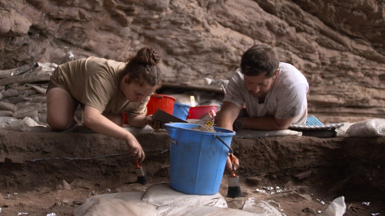 Thrilled to have contributed to the outstanding German documentary 'How Do We Know' which explores techniques in #Archaeology  #Prehistory #HumanEvolution. Curious about our work at Sibhudu and our approach? Find out more here: planet-schule.de/schwerpunkt/wo…