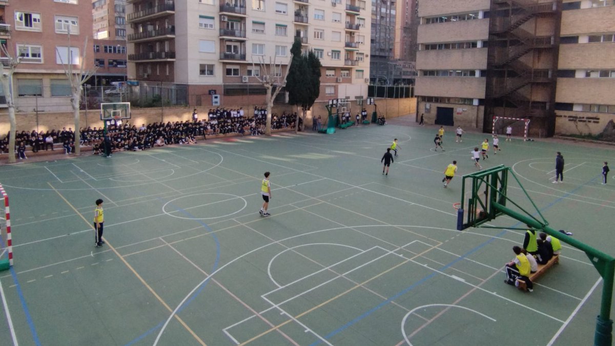 patrociniosj's tweet photo. ¡El ambiente está cargado de emoción y entusiasmo en la primera final de las liguillas entre los equipos de 1º y 2º de ESO que se está disputando en estos momentos! Los estudiantes están dando lo mejor de sí en la cancha, mostrando su habilidad y espíritu deportivo. #Emoción https://t.co/h62GW1R7K0