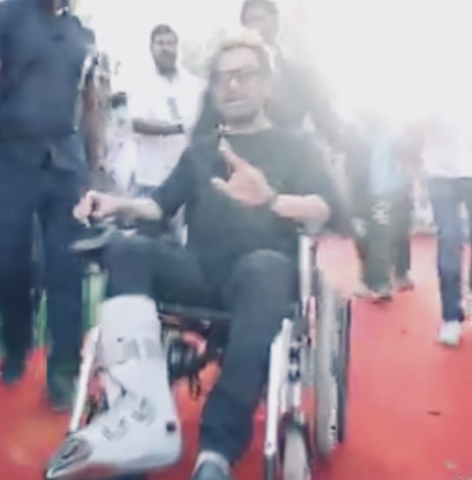 Hats off to ANEES BAZMI ENJOYING WHEEL CHAIR 🕺🏽 Not at airport or hospital but Going to his set of his latest film on floor #BHOOLBULAYIAN 3 he got leg injuries during a reccie -still he told his producers not to cancel shooting. N now directing on set with #KARTIK ARYAN 👍