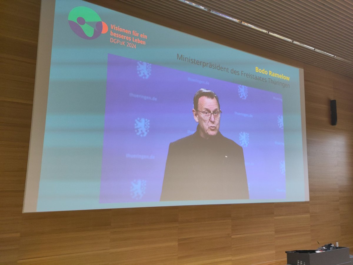 ukrueg's tweet photo. Grußbotschaft von @bodoramelow an die #DGPuK2024 in Erfurt: "Elon #Musk hat Twitter erst gekauft und dann zu X gemacht und jetzt macht er uns ein X für ein U vor." https://t.co/G1pDxywjrk