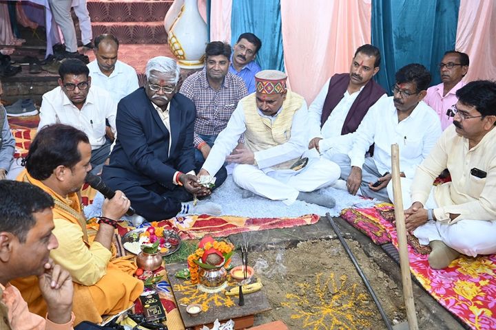 bpsvermabjp's tweet photo. आज संसदीय क्षेत्र जालौन की माधौगढ़ विधानसभा के अंतर्गत गृह नगर कोंच स्थित दयाल कॉम्प्लेक्स में सूक्ष्म लघु और मध्य उद्यम मंत्रालय के तहत कॉयर बोर्ड के शोरूम एंड सेल्स सेंटर का भूमि पूजन कर कॉयर बोर्ड के अध्यक्ष श्री डी कुप्पुरामु जी के साथ संबोधित किया। https://t.co/7pcjymI0xt