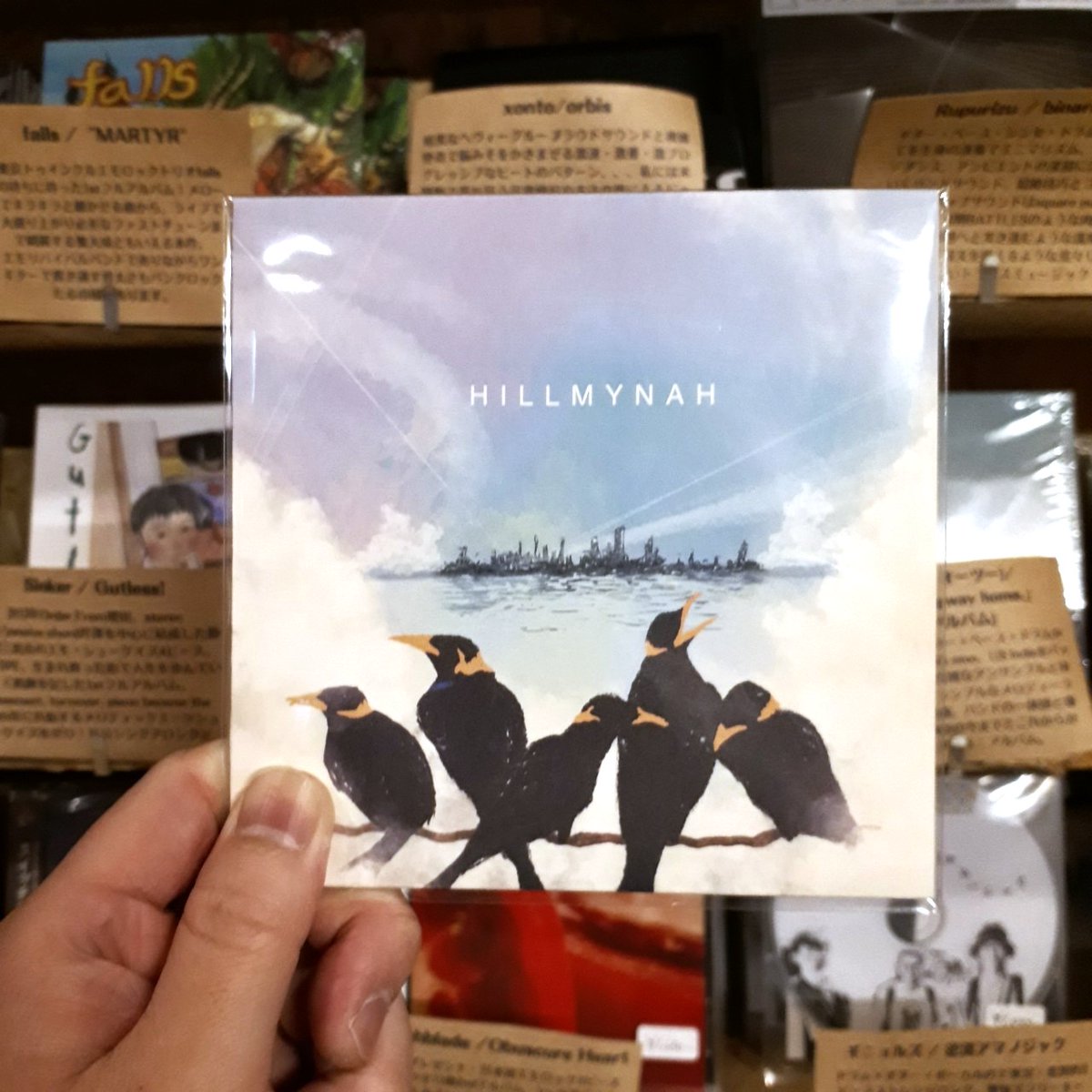 9spices's tweet photo. 【🐧9spices distro新入荷！🐧】

HILLMYNAH / HILLMYNAH2(CD)

@HILLMYNAH_info 

吉祥寺発トリプルギター・サッドエモ5ピースの2nd EPが店着スパ🔥

ベランダで煙草～likeな気怠さや甘酸っぱさではない、虚しさに抗い感情を爆発させる真なる"エモ"サウンドを目撃スパせよ！

https://t.co/WlfBX1MVWl https://t.co/P1aSK6Hxf6