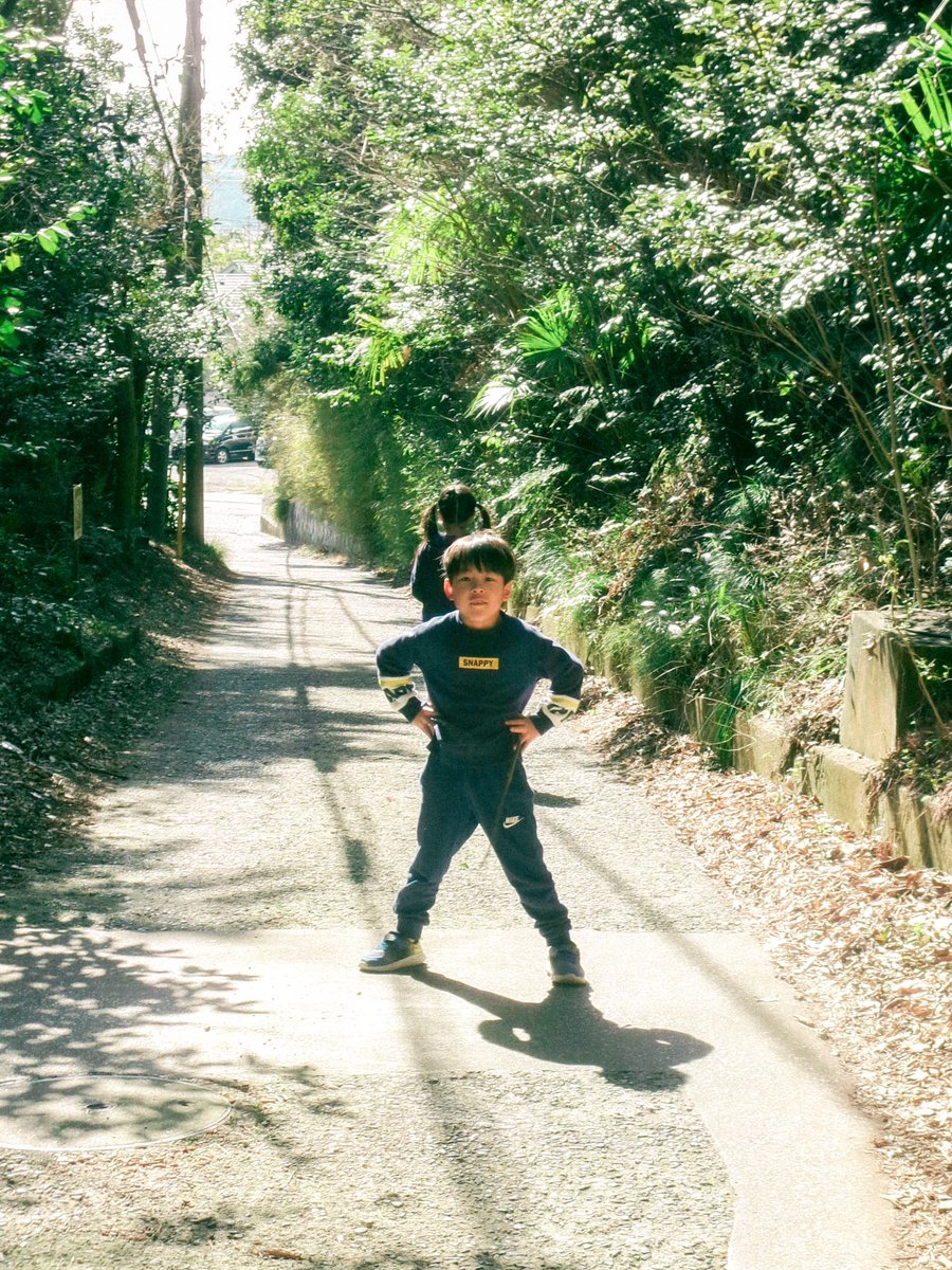 leoke_sumomo's tweet image. ちょっとでも森みたいな所へ行くと「熊いるから帰りたい」となってしまう2人を少し強引に森へ誘い込み「熊キタ！！」って言う遊び。
#kodak 
#kodakpixpro 
#fz55