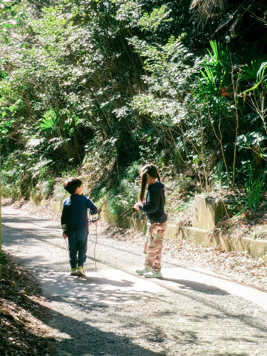 leoke_sumomo's tweet image. ちょっとでも森みたいな所へ行くと「熊いるから帰りたい」となってしまう2人を少し強引に森へ誘い込み「熊キタ！！」って言う遊び。
#kodak 
#kodakpixpro 
#fz55