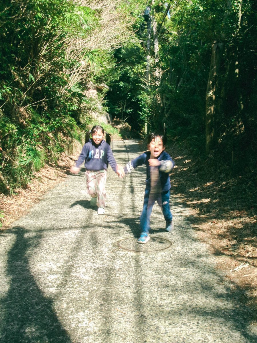 leoke_sumomo's tweet image. ちょっとでも森みたいな所へ行くと「熊いるから帰りたい」となってしまう2人を少し強引に森へ誘い込み「熊キタ！！」って言う遊び。
#kodak 
#kodakpixpro 
#fz55