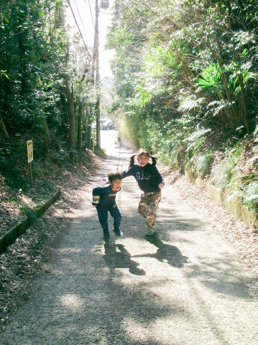 leoke_sumomo's tweet image. ちょっとでも森みたいな所へ行くと「熊いるから帰りたい」となってしまう2人を少し強引に森へ誘い込み「熊キタ！！」って言う遊び。
#kodak 
#kodakpixpro 
#fz55