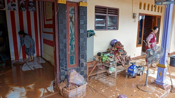 detikcom's tweet photo. #FOTO Banjir akibat hujan lebat terjadi di Desa Wangandowo, Kecamatan Bojong. Akibatnya dua rumah hanyut dan dua orang dilaporkan meninggal dunia.
>> https://t.co/KIqwjDPA6f
Foto: ANTARA FOTO/Harviyan Perdana Putra
#detikcom #banjir #Wangandowo #Bojong #bencanaalam https://t.co/ZSRiammIDJ