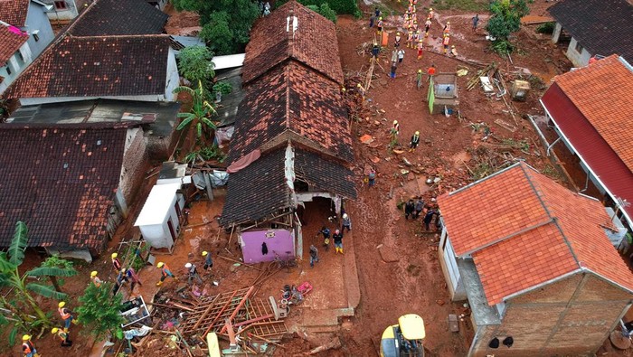 detikcom's tweet photo. #FOTO Banjir akibat hujan lebat terjadi di Desa Wangandowo, Kecamatan Bojong. Akibatnya dua rumah hanyut dan dua orang dilaporkan meninggal dunia.
>> https://t.co/KIqwjDPA6f
Foto: ANTARA FOTO/Harviyan Perdana Putra
#detikcom #banjir #Wangandowo #Bojong #bencanaalam https://t.co/ZSRiammIDJ
