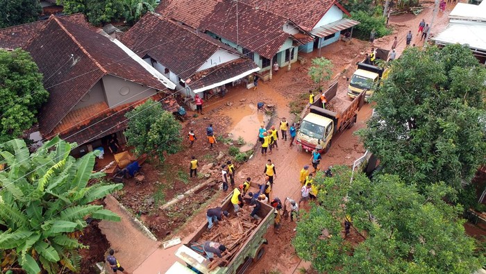 detikcom's tweet photo. #FOTO Banjir akibat hujan lebat terjadi di Desa Wangandowo, Kecamatan Bojong. Akibatnya dua rumah hanyut dan dua orang dilaporkan meninggal dunia.
>> https://t.co/KIqwjDPA6f
Foto: ANTARA FOTO/Harviyan Perdana Putra
#detikcom #banjir #Wangandowo #Bojong #bencanaalam https://t.co/ZSRiammIDJ