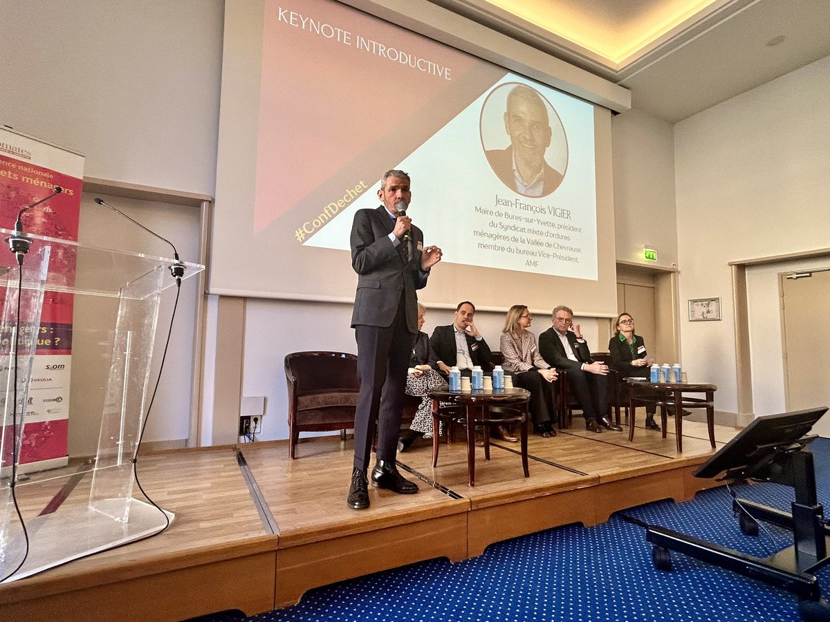 siom_vc's tweet photo. @jfvigier est présent à la #ConfDechet @fil_Aromates pour présenter les difficultés des #Syndicats de #déchets et échanger sur l’impact des filières #REP sur les #territoires et notamment la #fausseconsigne des #bouteilles en #plastique @LeSyctom @Veolia_FR @AMORCE @Paprec_Group https://t.co/q1zU3dNu9m