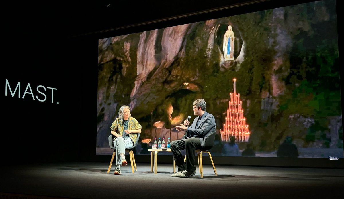 Thanks Paulien Oltheten for this fun and realistic drawing showing us on stage at MAST the other night. For those who wonder, I’m the one with round glasses!