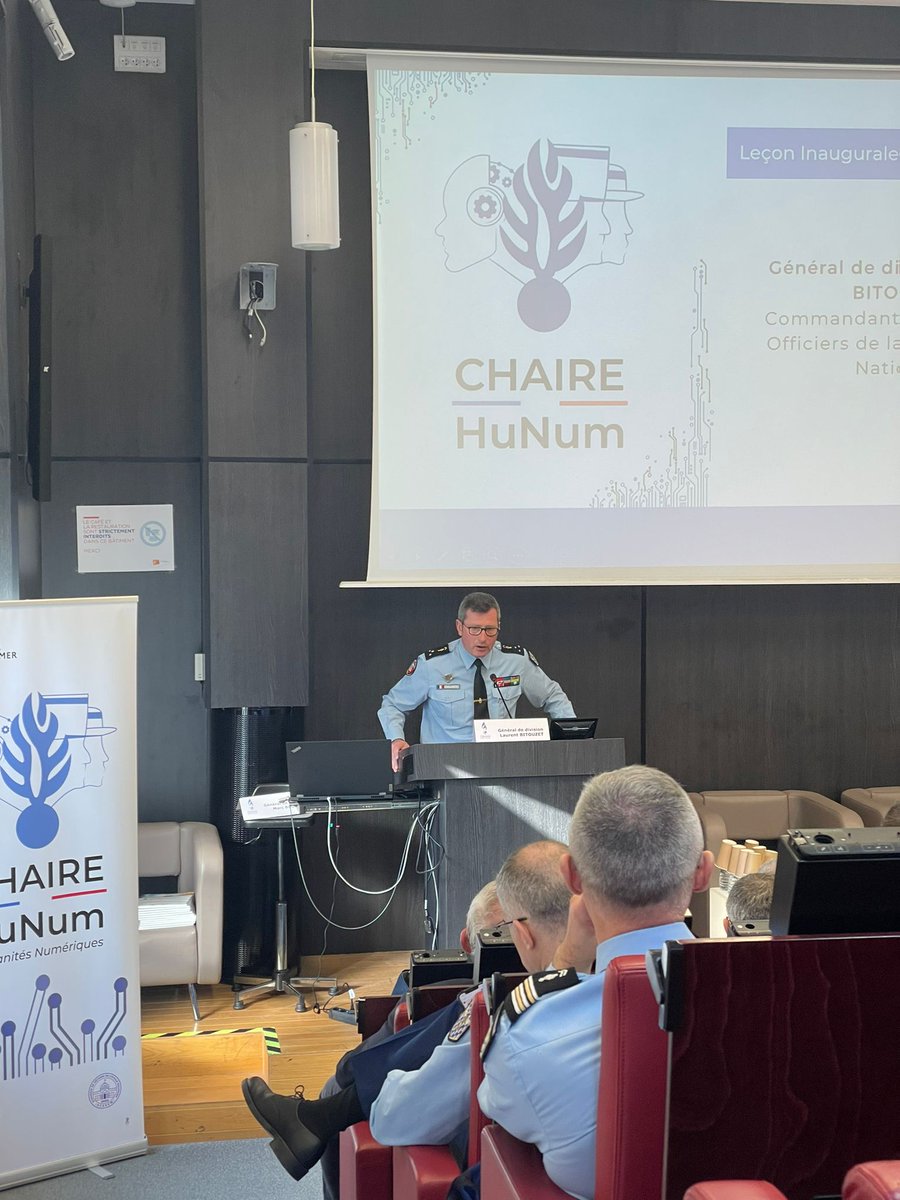 CRGN_GN's tweet photo. 🗣️ Après les propos introductifs du Colonel Bièvre, Directeur adjoint du @creogn, le Général @c1_eogn, Commandant de l'EOGN présente l'école et les enjeux du @Creogn au sein de la recherche en @Gendarmerie 👮 durant notre leçon inaugurale de la chaire #HuNum https://t.co/NzkVnIsOGn