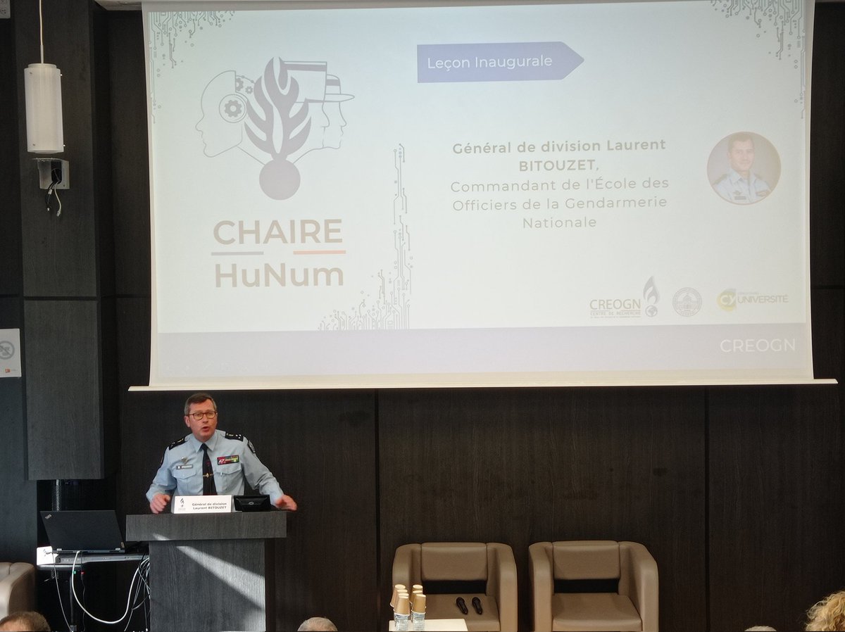 CRGN_GN's tweet photo. 🗣️ Après les propos introductifs du Colonel Bièvre, Directeur adjoint du @creogn, le Général @c1_eogn, Commandant de l'EOGN présente l'école et les enjeux du @Creogn au sein de la recherche en @Gendarmerie 👮 durant notre leçon inaugurale de la chaire #HuNum https://t.co/NzkVnIsOGn