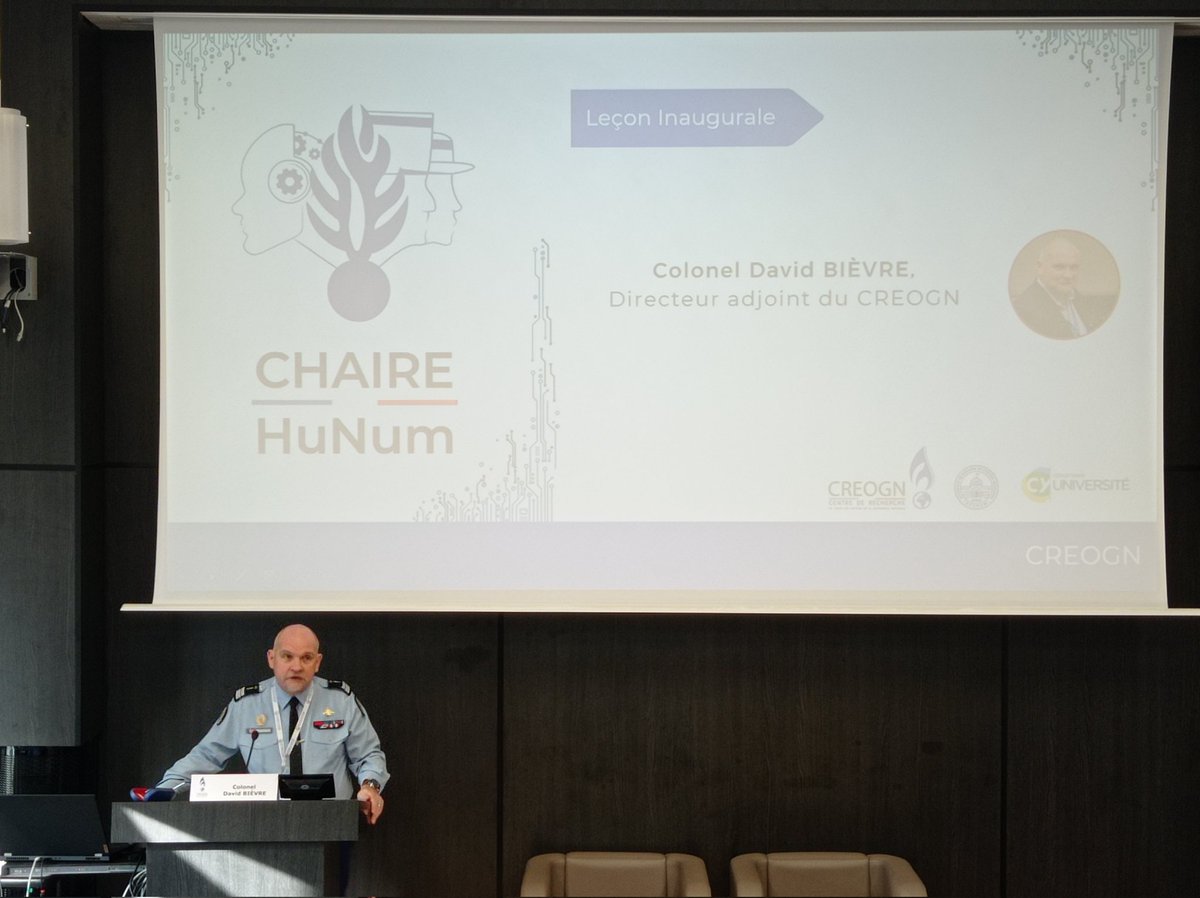 CRGN_GN's tweet photo. 🗣️ Après les propos introductifs du Colonel Bièvre, Directeur adjoint du @creogn, le Général @c1_eogn, Commandant de l'EOGN présente l'école et les enjeux du @Creogn au sein de la recherche en @Gendarmerie 👮 durant notre leçon inaugurale de la chaire #HuNum https://t.co/NzkVnIsOGn