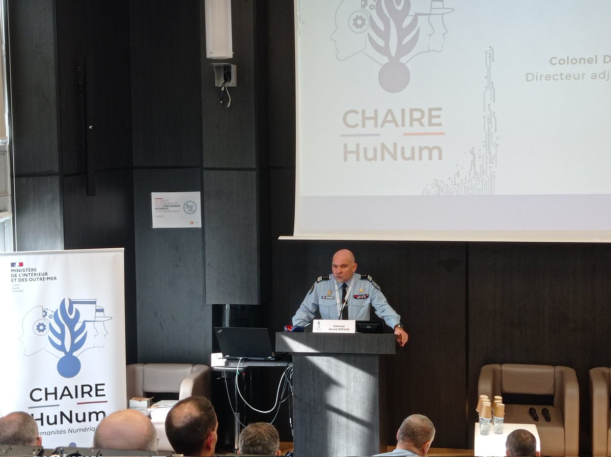 CRGN_GN's tweet photo. 🗣️ Après les propos introductifs du Colonel Bièvre, Directeur adjoint du @creogn, le Général @c1_eogn, Commandant de l'EOGN présente l'école et les enjeux du @Creogn au sein de la recherche en @Gendarmerie 👮 durant notre leçon inaugurale de la chaire #HuNum https://t.co/NzkVnIsOGn