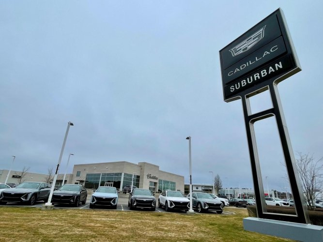 Cadillac trouvera-t-il chaussure à son pied en Europe? Découvrez le retour tant attendu de #Cadillac en Europe avec le luxueux crossover électrique Lyriq! Une révolution automobile qui promet luxe et innovation. #Automobile autoactu.com/actualites/cad…