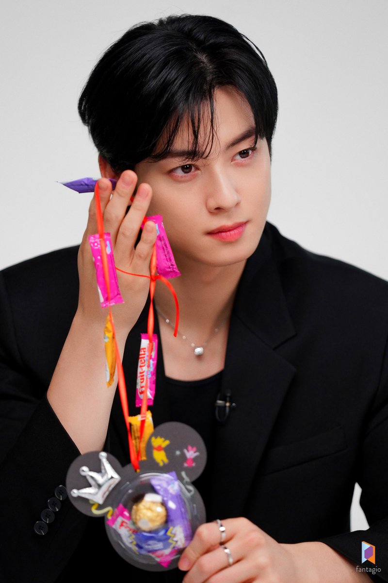 CHAEUNWOO_offcl's tweet photo. [#차은우][비하인드컷] 디즈니 플러스 콘텐츠 촬영 현장

#원더풀월드 #아스트로 #ASTRO #CHAEUNWOO #WonderfulWorld https://t.co/Wg4x0QDxew