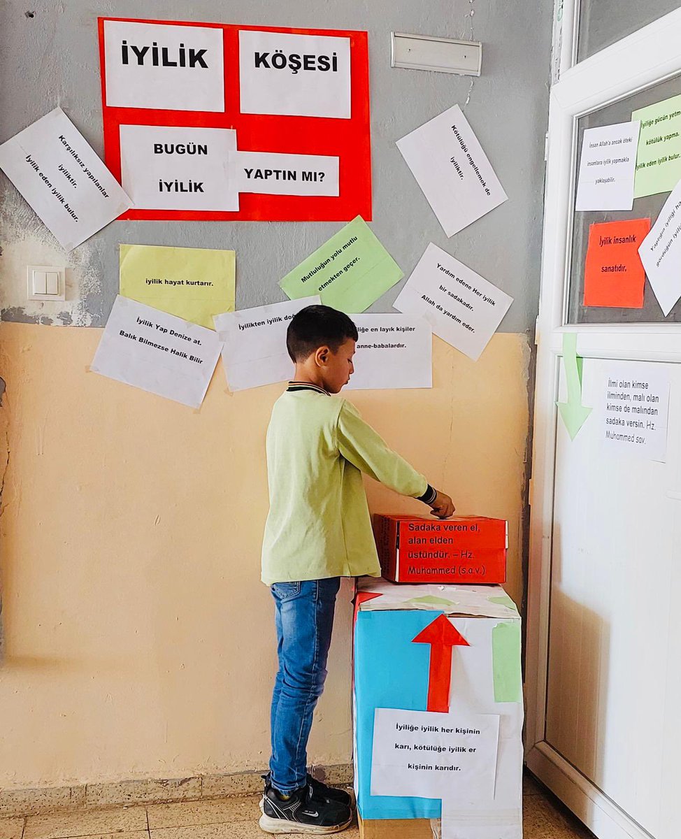 "Çevreye Duyarlıyım, Değerlerime Sahip Çıkıyorum" projesi kapsamında okulumuzda "İyilik Köşesi" hazırlandı. İyilik yapan öğrenciler iyiliklerini yazıp  köşedeki kutuya attı. Ay sonunda en çok iyilik yapan öğrenciler ödüllendirildi. <a href="/KilisMem/">Kilis İl Millî Eğitim Müdürlüğü</a> <a href="/musabeylimem79/">Musabeyli Milli Eğitim Müdürlüğü</a> <a href="/mehmetkankilinc/">M.Kankılınç</a>