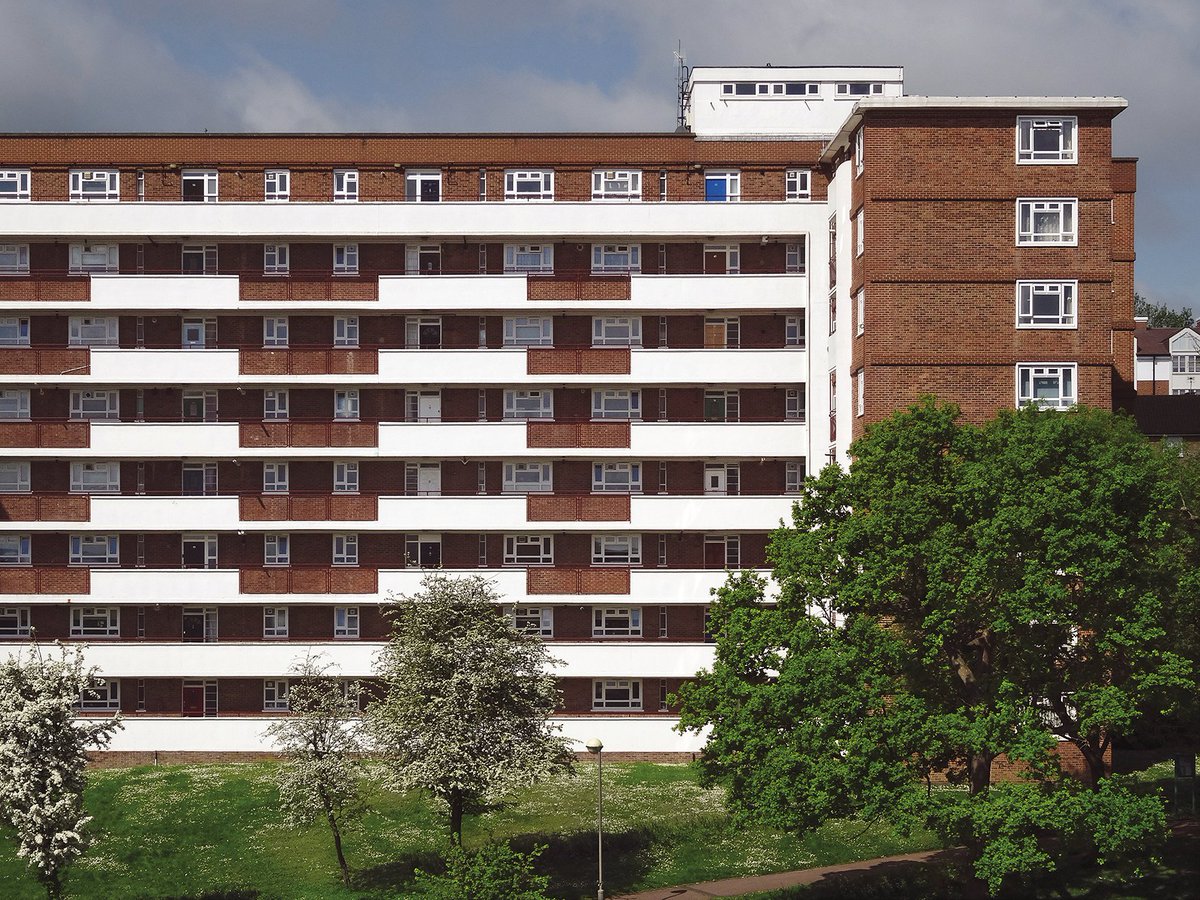 This week's blog post reviews Thaddeus Zupančič's excellent new book, 'London Estates: Modernist Council Housing 1946-1981' (with some of his photos included): municipaldreams.wordpress.com/2024/03/12/lon…