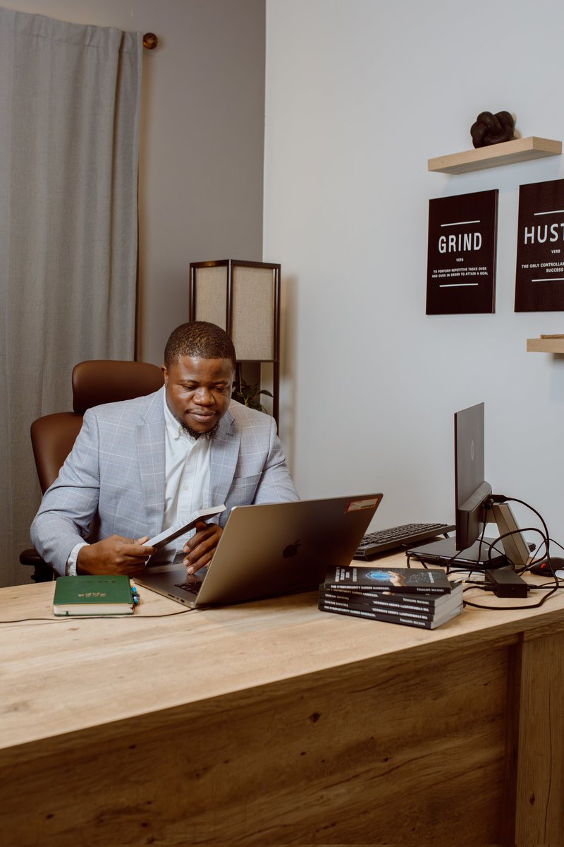 im_tolumichael's tweet image. Who is a Cyber Security Expert?
Data breaches, hacking, and cybercrime are reaching new heights. Companies now increasingly rely on Cyber Security experts to identify potential threats and protect valuable data.
You might not have the exact idea of what Cybersecurity experts…