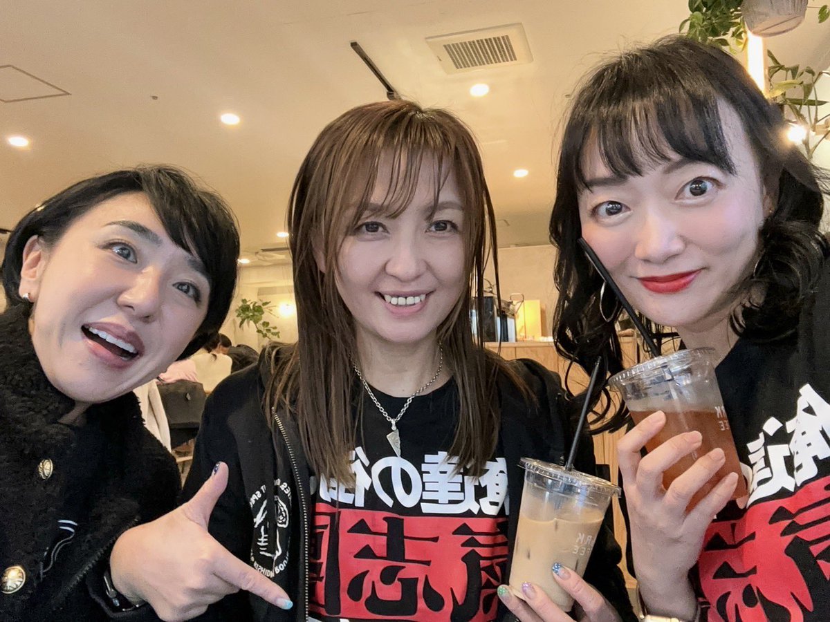 最後の工作員活動。
会場近くのシャークコーヒーさんにて。
今まで楽しかった！
ありがとうございました😊

＃凸校工作員
#勧誘マスターベイベー
#氣志團
<a href="/ShowAyanocozey/">綾小路 翔</a> <a href="/honesty_127/">江張國光</a>