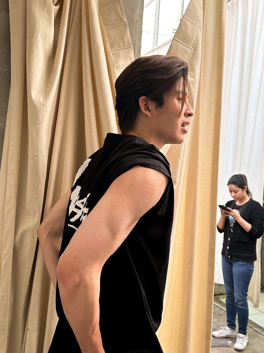ChenRcj's tweet photo. เพื่อนหล่อไม่บอกต่อ เพราะมีพุงินท้าวเอว https://t.co/HhkpbR2nM1