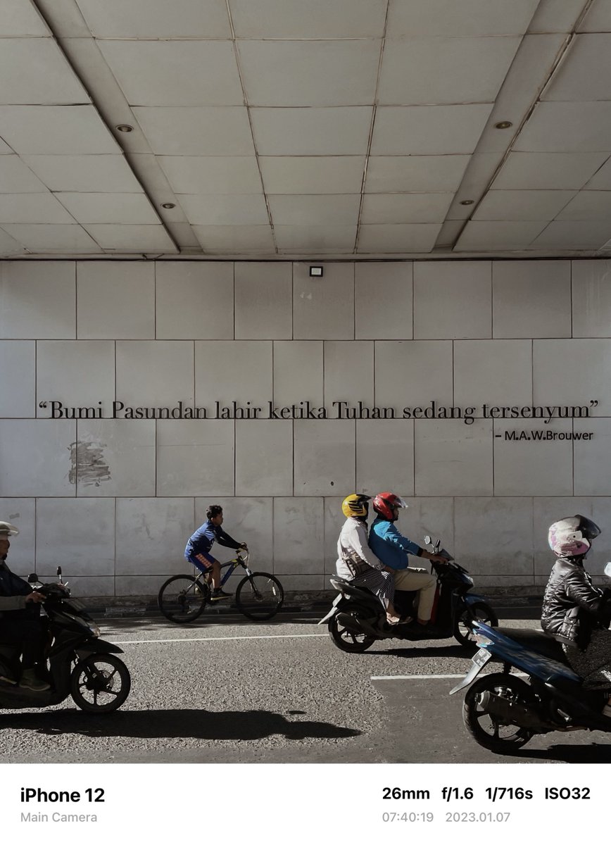 Madariyanhadi's tweet photo. Mengambil sebuah kutipan yang lagi rame di TikTok.

Kenapa Bandung? 😅 https://t.co/Ue5alRXrCR