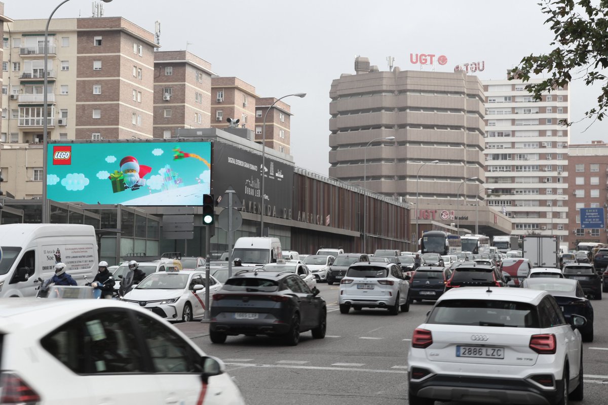 CleceOOH's tweet photo. 🎯 ¿Qué es la compra programática? ¿Qué ventajas aporta a los anunciantes en #DOOH? ¿Cómo comprar anuncios en plataformas de #programática?
 
 📲 En nuestro nuevo artículo, hablamos de medición y optimización de campañas en tiempo real, de adaptación inmediata del mensaje publicitario, de segmentación de audiencias y de la experiencia que supone llevar la creatividad de la pequeña pantalla a pantallas digitales de gran formato, como las que forman el circuito Urban Led.✨
 
 👁️ Léelo en: https://t.co/3xgovoP7CA
 
 #pDOOH #Publicidad #MedioExterior #Anuncios #Agencias #Anunciantes #PublicidadExterior #CompraProgramática #Marketing #Marcas #UrbanLed