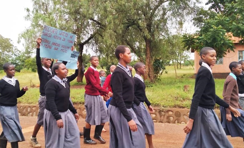 DerandeinFund's tweet photo. ➡️Ponemos en marcha un proyecto a favor de la promoción de la salud menstrual para combatir el absentismo y la deserción escolar entre las niñas en Karatu (Tanzania). 
🔎Os dejamos más información en el siguiente artículo👇
https://t.co/u3S1T5dDQF https://t.co/PWbylRjvzy