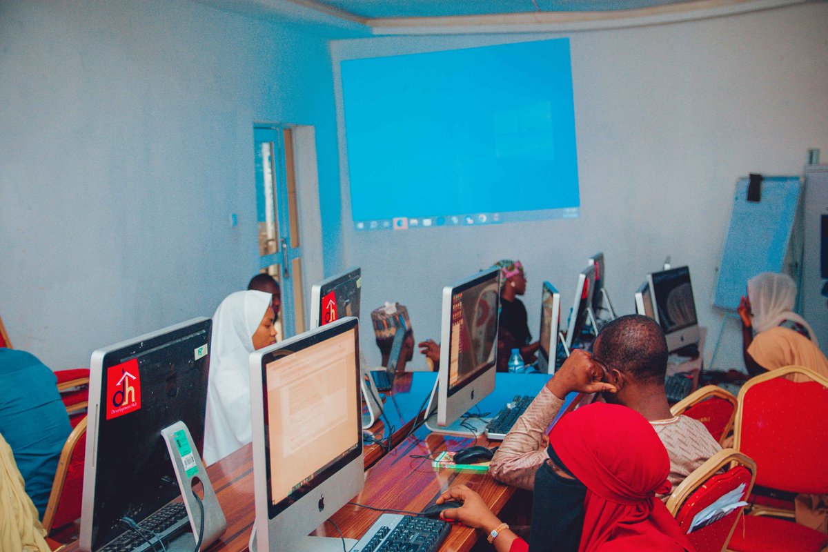 DevelopmentHubN's tweet photo. "Data visualization is the language of decision making. Good charts effectively convey information. Great charts enable, inform, and improve decision making." Dante Vitagliano
#3MTT 
#3MTTLearningCommunity 
#bosuntijani https://t.co/mPkEbFKPEH
