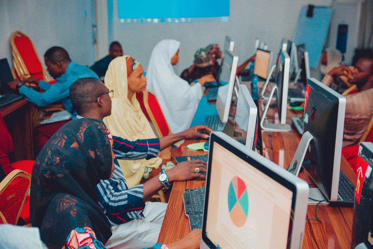 DevelopmentHubN's tweet photo. "Data visualization is the language of decision making. Good charts effectively convey information. Great charts enable, inform, and improve decision making." Dante Vitagliano
#3MTT 
#3MTTLearningCommunity 
#bosuntijani https://t.co/mPkEbFKPEH