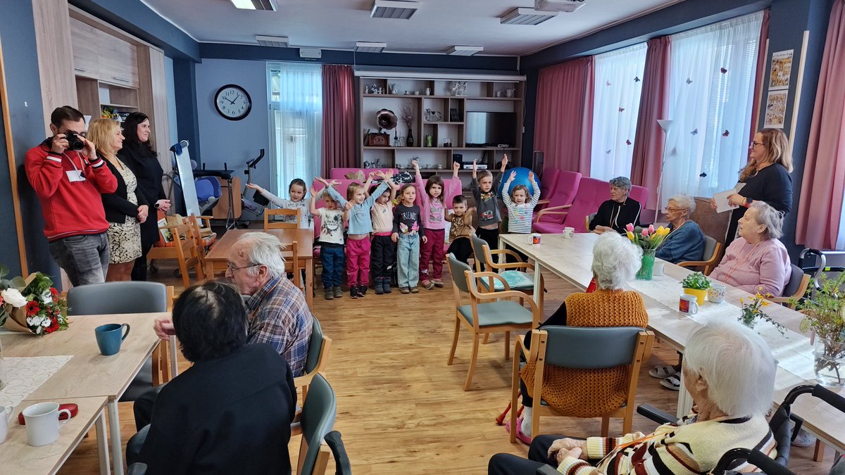 KarnikPavel's tweet photo. Děkuji paní ředitelce Clementas Mlékovice, Andree Faltysové, za pozváni do jejich pobočky v Kolíně. Dnes zde proběhlo slavnostní předání certifikátu společnosti Mezi námi. Ta podporuje pravidelné, plánované propojování generace seniorů, dětí a lidí v produktivním věku. https://t.co/GM6petJZSP