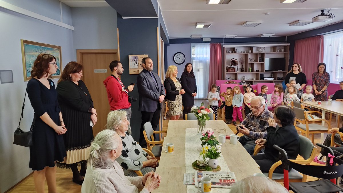 KarnikPavel's tweet photo. Děkuji paní ředitelce Clementas Mlékovice, Andree Faltysové, za pozváni do jejich pobočky v Kolíně. Dnes zde proběhlo slavnostní předání certifikátu společnosti Mezi námi. Ta podporuje pravidelné, plánované propojování generace seniorů, dětí a lidí v produktivním věku. https://t.co/GM6petJZSP