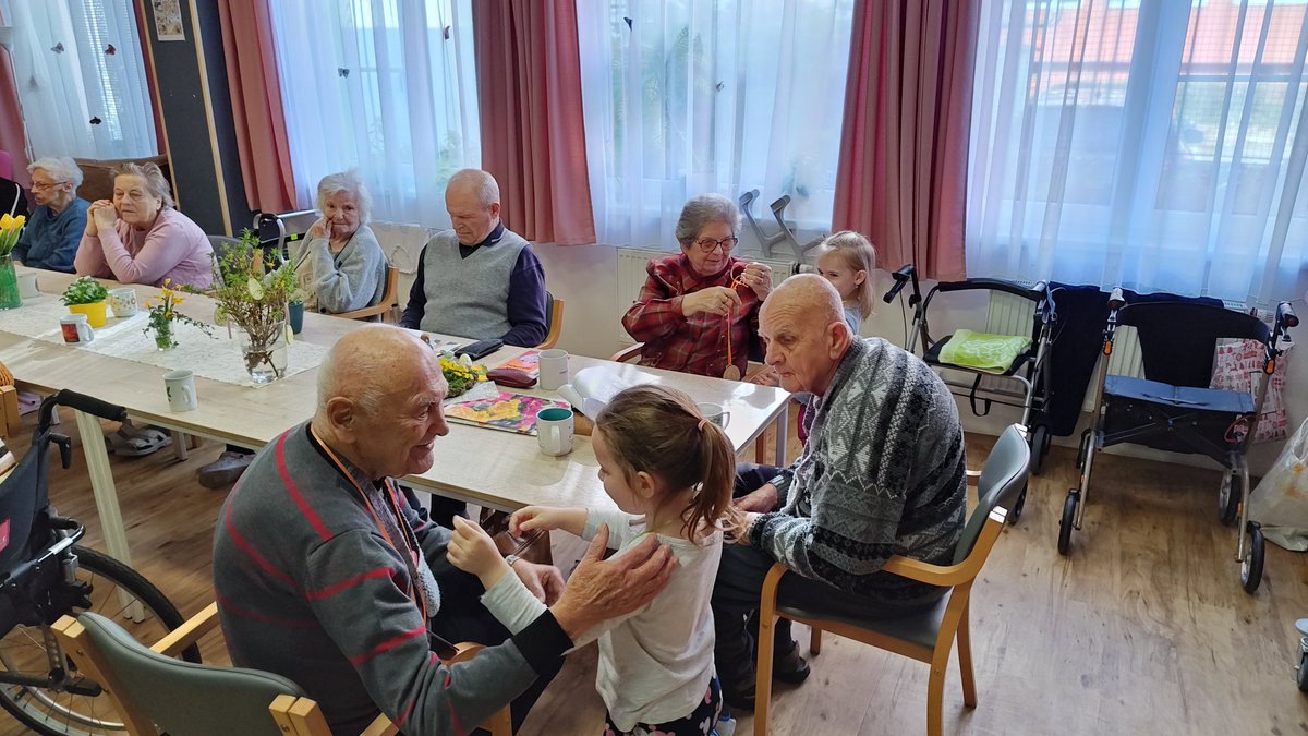 KarnikPavel's tweet photo. Děkuji paní ředitelce Clementas Mlékovice, Andree Faltysové, za pozváni do jejich pobočky v Kolíně. Dnes zde proběhlo slavnostní předání certifikátu společnosti Mezi námi. Ta podporuje pravidelné, plánované propojování generace seniorů, dětí a lidí v produktivním věku. https://t.co/GM6petJZSP