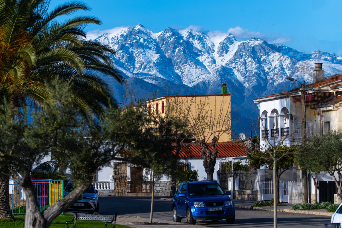 Pa6lo_'s tweet photo. Así se ve la sierra de Gredos y el Almanzor, desde el municipio cacereño de Pueblo Nuevo de Miramontes. https://t.co/WBcErIg14q