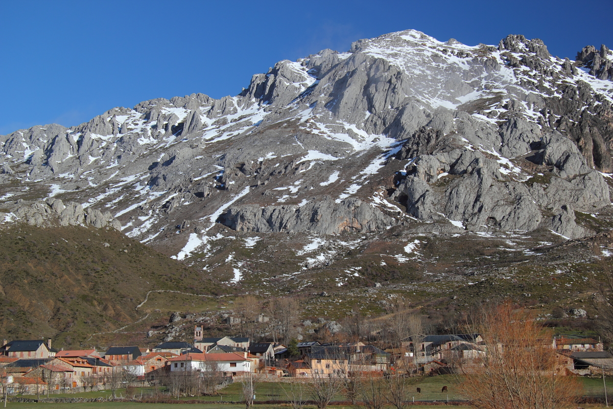 omanayluna's tweet photo. Descubre este encantador municipio compuesto por 8 pueblos que capturan a la perfección la esencia de esta zona de la montaña leonesa.🏔️
¡Ven a descubrir la belleza del municipio Sena de Luna!💚
#DescubreRBVOyL #somosbiosfera #RBVOyL #ReservadelaBiosfera #nuestrospueblos https://t.co/ZwW2EvMijJ