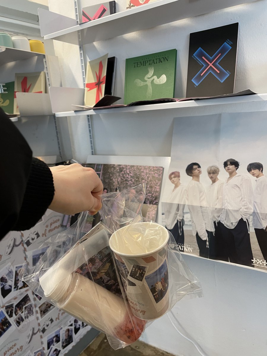 TXT_remi's tweet photo. 韓国でTXTデビューアニバーサリーカフェ行ってきた時の📸

開店時間15分前に着いて1組目！先着順のテヒョンアクキーもらえた^^
こういうセンイルカフェみたいなの行くの初めてだったから新鮮だったな〜💭

改めて、TXTデビュー5周年おめでとう💫
#투바투와_함께하는_다섯번째봄 https://t.co/OUmvdj6T84
