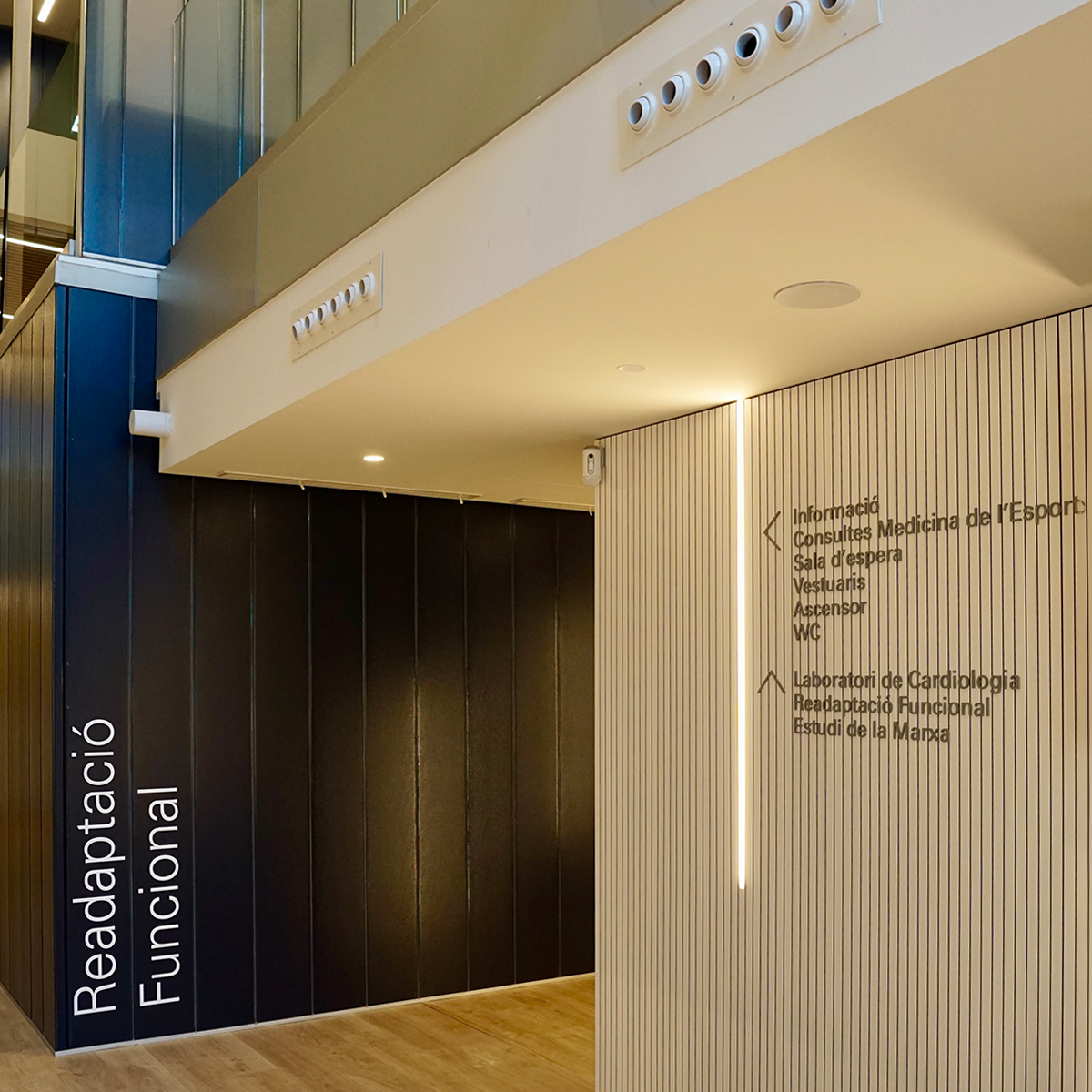 SignesIC's tweet photo. Assistència Sanitaria-Assisport en Barcelona mejora la experiencia del paciente al crear un ambiente cálido y acogedor.
Design: @mandaruixadesign @mayarolando7

#signedbysignes #design #insurance #business #woodwork #architecture #graphicdesign #signage #industrialdesign https://t.co/nadd3VRbH5