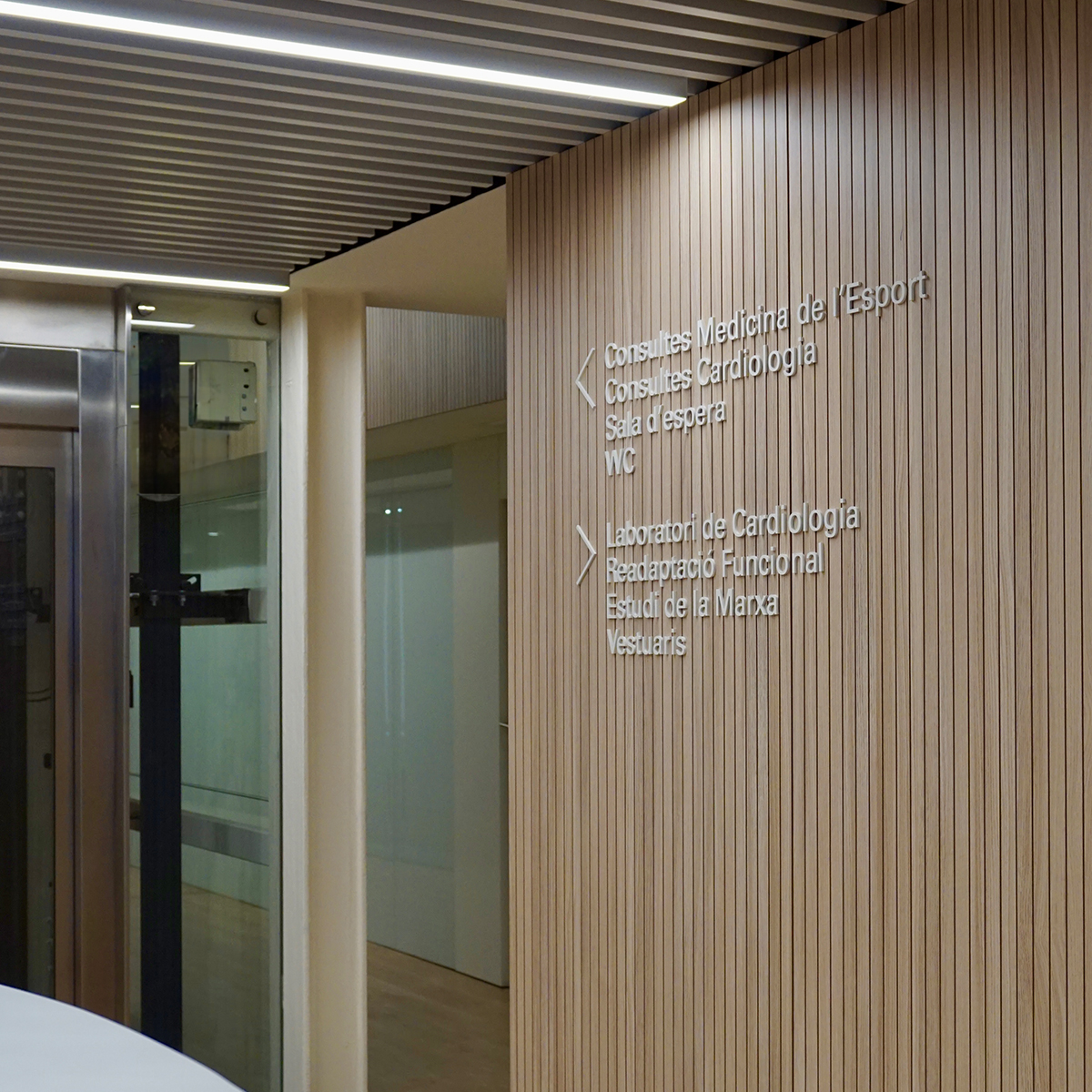 SignesIC's tweet photo. Assistència Sanitaria-Assisport en Barcelona mejora la experiencia del paciente al crear un ambiente cálido y acogedor.
Design: @mandaruixadesign @mayarolando7

#signedbysignes #design #insurance #business #woodwork #architecture #graphicdesign #signage #industrialdesign https://t.co/nadd3VRbH5