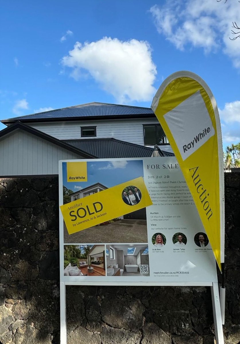 sellrealty's tweet photo. Incredible results for the Ray White Pt Chevalier team at 22 Harbourview Rd &amp; 51a Dignan St after intensive auction campaigns resulted in sold signs! 

Call the team 0800 735546 if you’re considering selling &amp; discover how our 3 week campaigns will secure the best result for you! https://t.co/KtF6eq62Gu