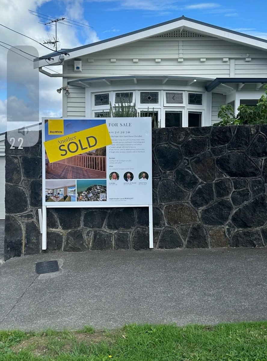sellrealty's tweet photo. Incredible results for the Ray White Pt Chevalier team at 22 Harbourview Rd &amp; 51a Dignan St after intensive auction campaigns resulted in sold signs! 

Call the team 0800 735546 if you’re considering selling &amp; discover how our 3 week campaigns will secure the best result for you! https://t.co/KtF6eq62Gu