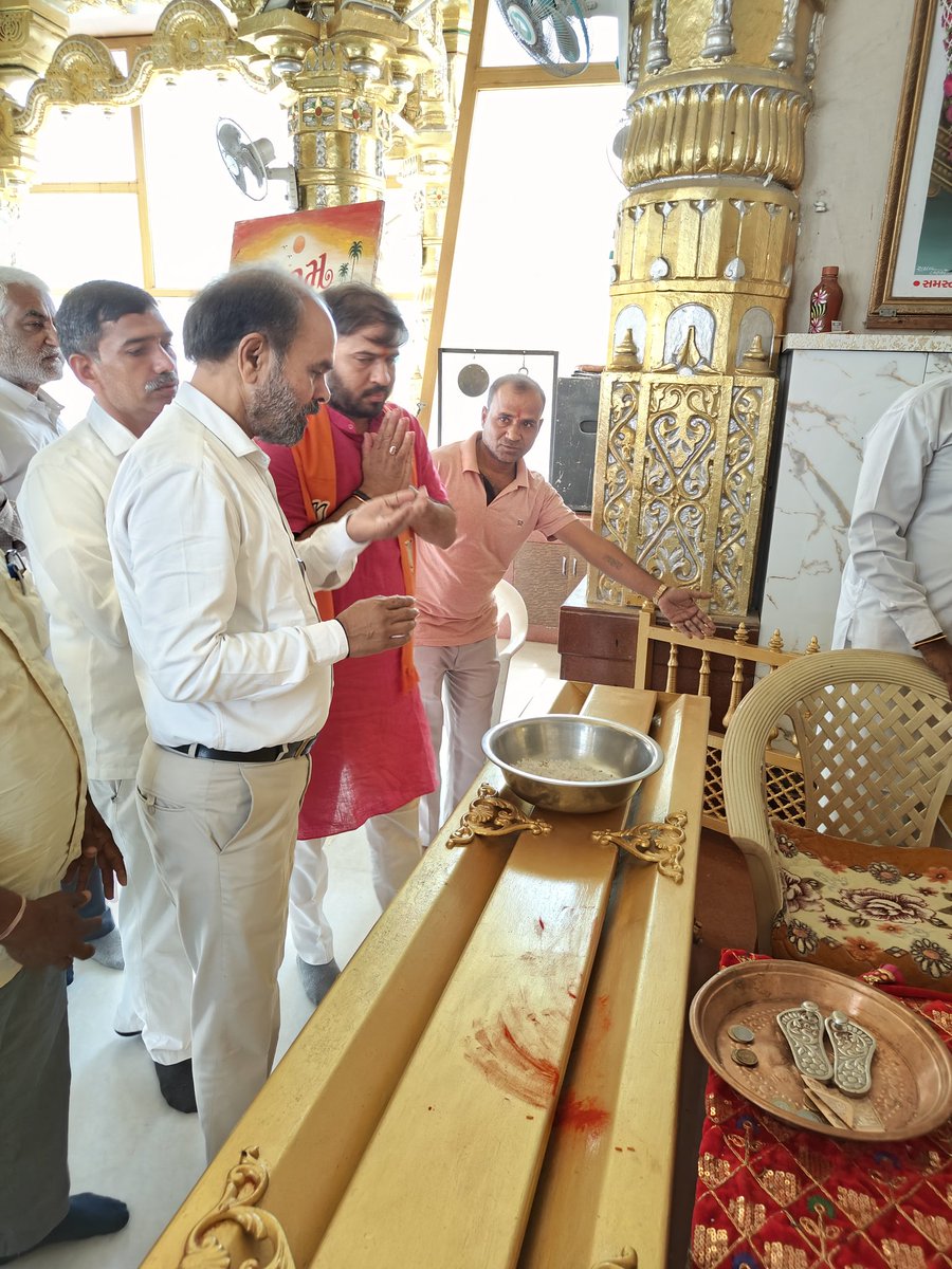 pauravhpatel's tweet photo. વિજાપુર ના પૂર્વ ધારાસભ્ય શ્રી @DrCJChavdaBJP સાહેબ સાથે લાડોલ મુકામે માં હરસિધ્ધિ માતાજીના દર્શન કરી આશીર્વાદ મેળવ્યા.🙏🚩
#ladol #Vijapur https://t.co/oqE1g1fnC7