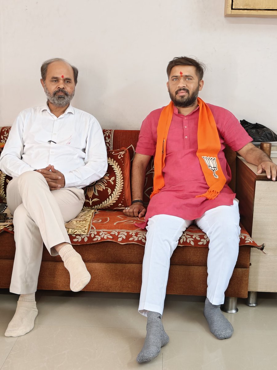 pauravhpatel's tweet photo. વિજાપુર ના પૂર્વ ધારાસભ્ય શ્રી @DrCJChavdaBJP સાહેબ સાથે લાડોલ મુકામે માં હરસિધ્ધિ માતાજીના દર્શન કરી આશીર્વાદ મેળવ્યા.🙏🚩
#ladol #Vijapur https://t.co/oqE1g1fnC7