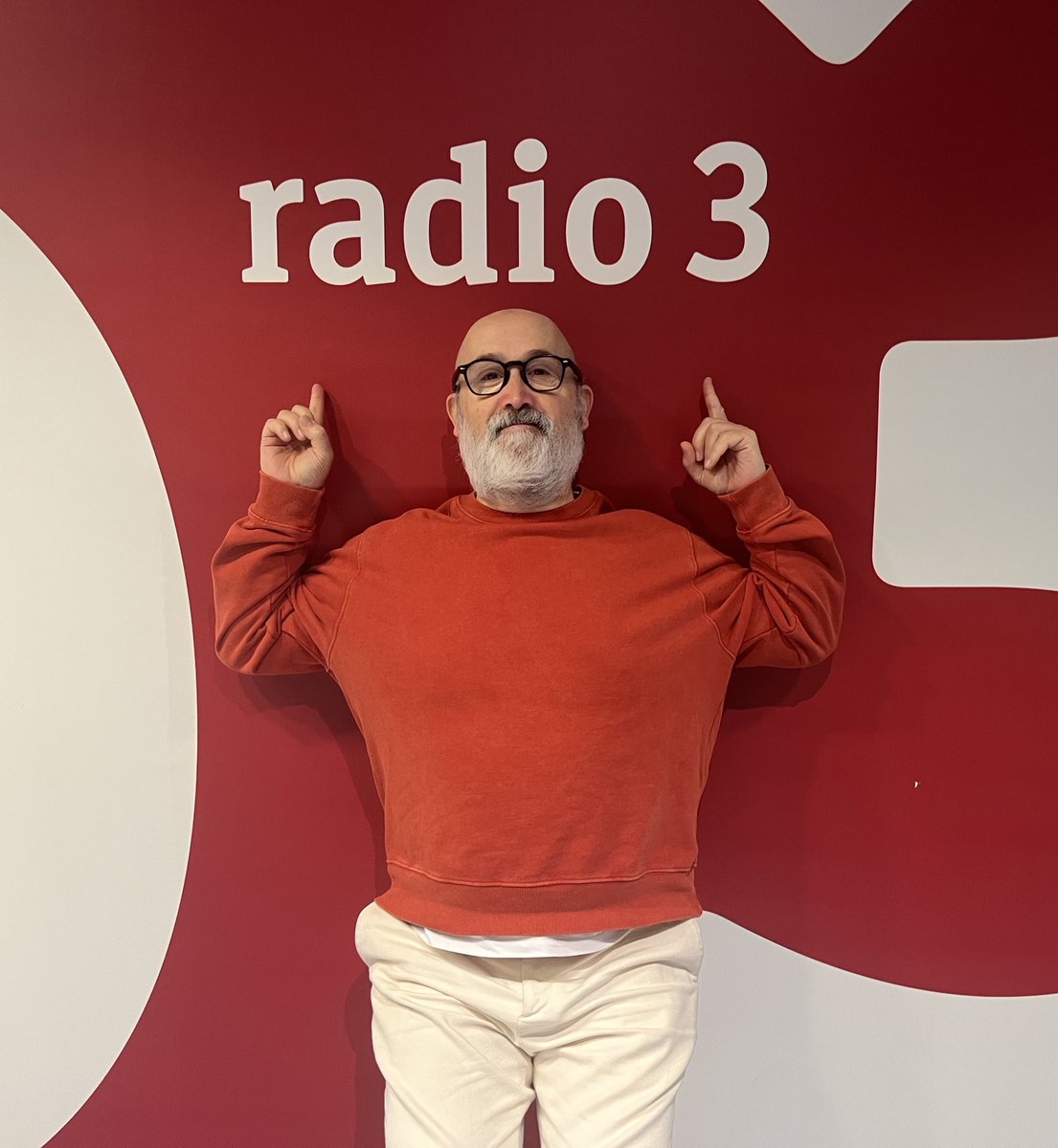 Hoy Empieza Todo 2 (@het2_radio3) on Twitter photo 🎭Ya está <a href="/elviradeluis/">Elvira De Luis</a> en el estudio muy bien acompañada por Javier Cámara y (telefónicamente) por Pablo Remón, para hablar de ‘Vania x Vania’.
Una obra que podréis ver en @NavesdelEspanol hasta el 7 de abril. 🎭Ya está <a href="/elviradeluis/">Elvira De Luis</a> en el estudio muy bien acompañada por Javier Cámara y (telefónicamente) por Pablo Remón, para hablar de ‘Vania x Vania’.
Una obra que podréis ver en @NavesdelEspanol hasta el 7 de abril.